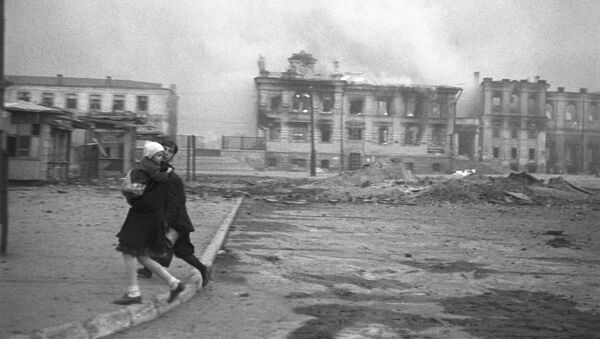 محطة القطار في ستالينغراد (فولغوغراد الروسية اليوم) خلال غارة جوية ألمانية في الحرب العالمية الثانية، عام 1942 - سبوتنيك عربي
