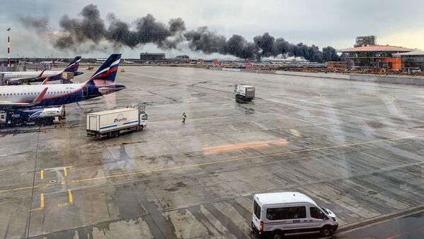 Самолет авиакомпании Аэрофлот Superjet 100, вернувшийся во время рейса Москва - Мурманск в аэропорт Шереметьево из-за возгорания на борту - سبوتنيك عربي