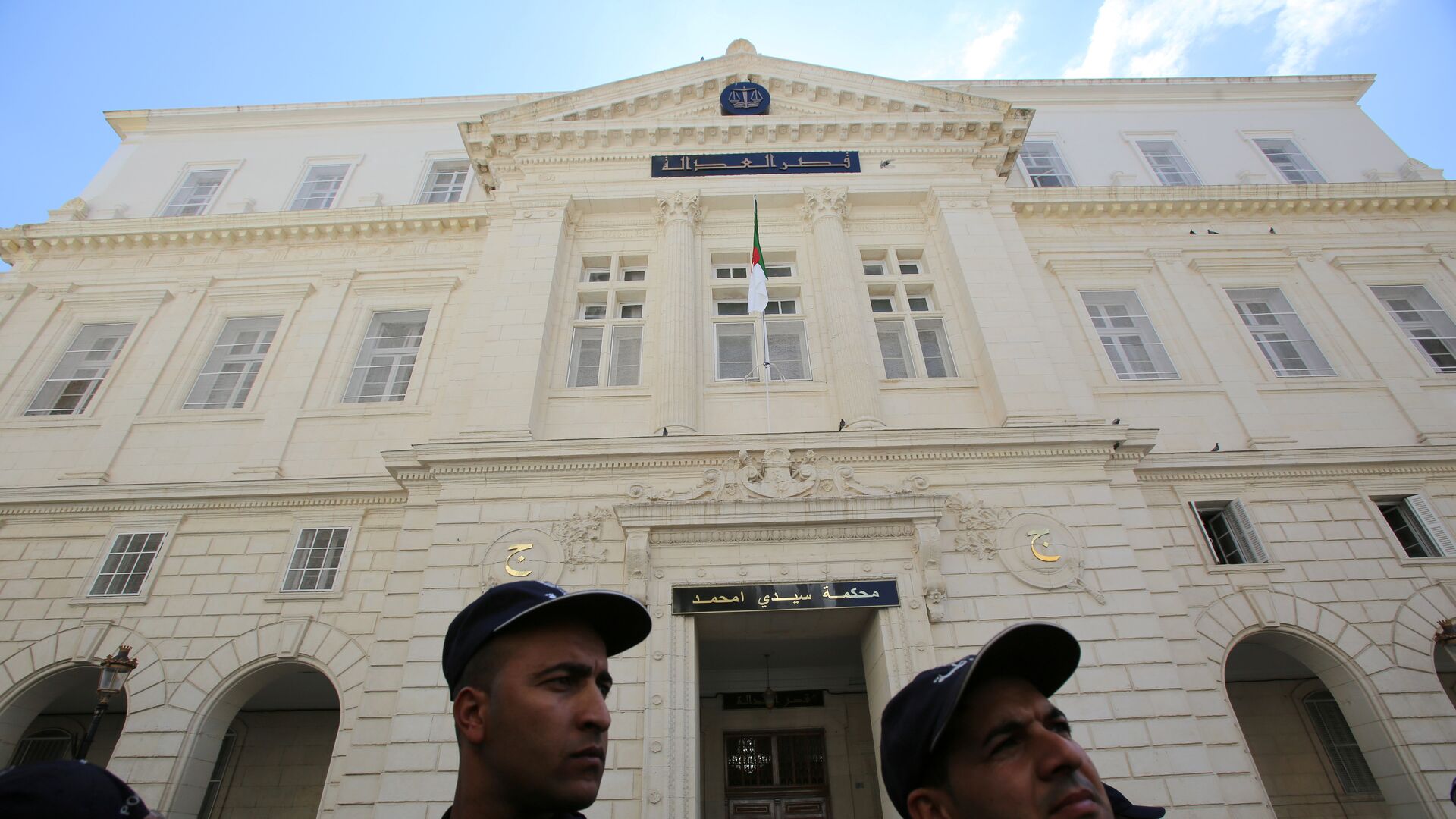 الشرطة تغلق الطريق بينما يحضر رئيس الوزراء الجزائري السابق أويحيى محكمة سيدي محمد في الجزائر العاصمة - سبوتنيك عربي, 1920, 18.10.2021