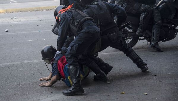 معركة من أجل فنزويلا - المتظاهرون يشتبكون مع الحرس الوطني الفنزويلي في حي ألتامير، في كاراكاس - سبوتنيك عربي