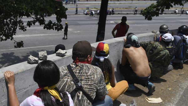 معركة من أجل فنزويلا - المتظاهرون يشتبكون مع الحرس الوطني الفنزويلي في حي ألتامير، في كاراكاس - سبوتنيك عربي