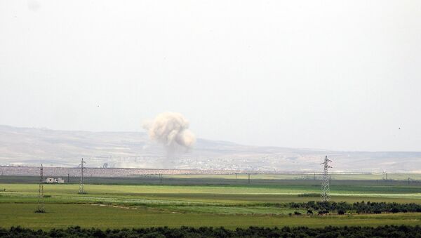 الجيش السوري يبدأ اقتحام (المنزوعة السلاح) ويسيطر على تل استراتيجي شمال حماة - سبوتنيك عربي