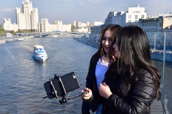 فتاتان تلتقطان صورة سيلفي على خلفية حديقة زارياديه في موسكو - سبوتنيك عربي