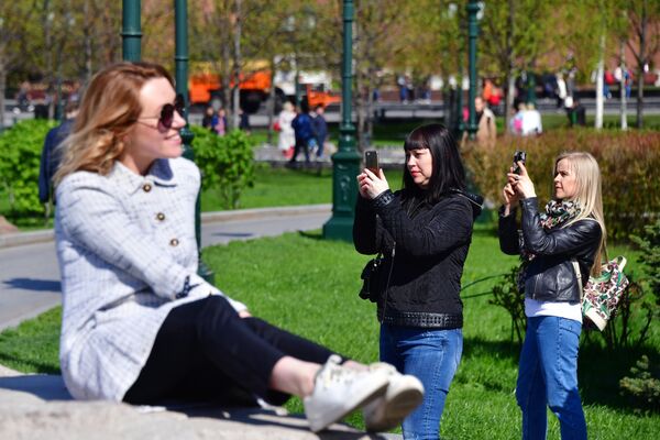 فتيات يلتقطن صورا في حديقة ألكسندر في موسكو - سبوتنيك عربي