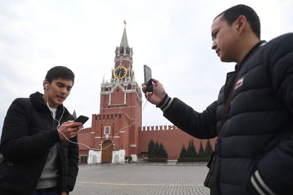 شابان يلتقطان الصور في الساحة الحمراء في موسكو - سبوتنيك عربي