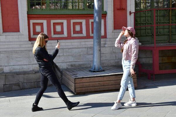 فتاتان تلتقطان الصور في شارع نيكولسكايا في موسكو - سبوتنيك عربي