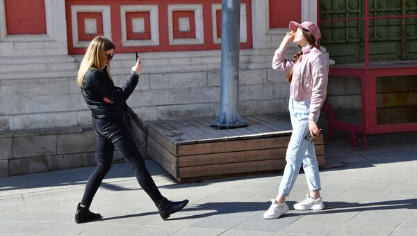 فتاتان تلتقطان الصور في شارع نيكولسكايا في موسكو - سبوتنيك عربي