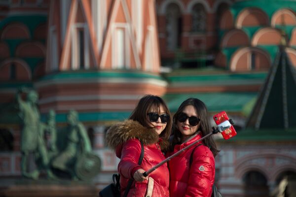 فتاتان تلتقطان صورة سيلفي على خلفية كتدرائية القديس باسل في موسكو - سبوتنيك عربي