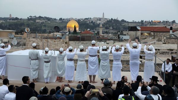 قبة الصخرة في الخلفية بينما يشارك رجال يهوديون أرثوذكس في احتفال عيد الفصح في القدس - سبوتنيك عربي