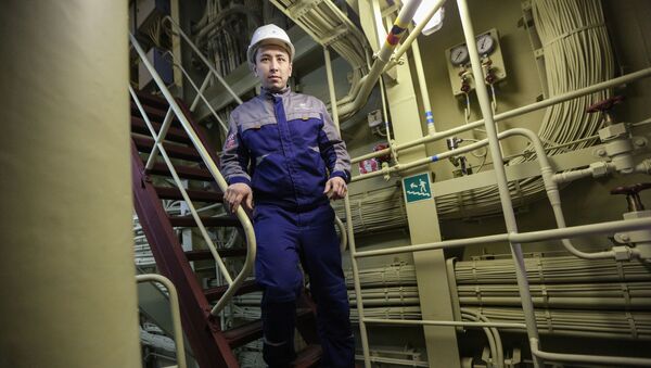 وحدة الطاقة العائمة الأكاديمي لومونوسوف على رصيف ميناء روس آتوم فلوت في مورمانسك الروسية - سبوتنيك عربي
