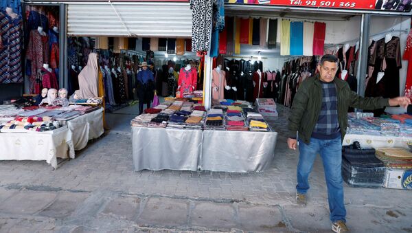 بائع ينتظر الزبائن في سوق ليبيا في بلدة بن قردان - سبوتنيك عربي