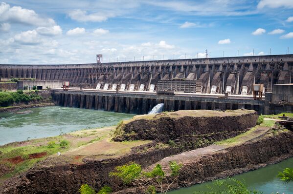 محطة إيتايبو لتوليد الطاقة الكهرومائية على نهر البارانا على الحدود بين باراغواي والبرازيل - سبوتنيك عربي