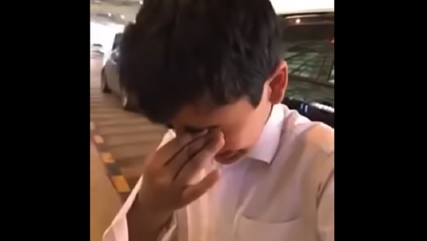 طفل سعودي يودع والده بالدموع - سبوتنيك عربي