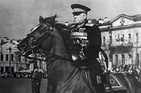 مارشال الاتحاد السوفيتي غ. ك. جوكوف على ساحة عام 1905 في سفيردلوفسك الروسية - سبوتنيك عربي