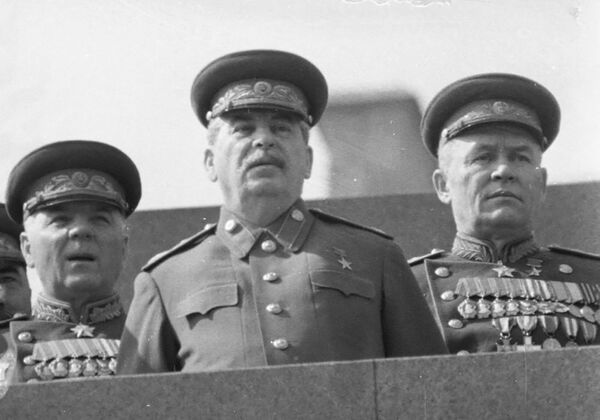 زعيم الاتحاد السوفيتي جوزيف ستالين (وسط الصورة)، ومارشال الطيران العسكري ك. أ. فيرشينين (يمين) على الساحة الحمراء، عام 1946 - سبوتنيك عربي