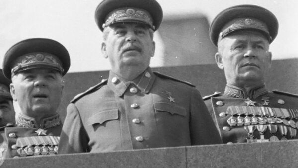 زعيم الاتحاد السوفيتي جوزيف ستالين (وسط الصورة)، ومارشال الطيران العسكري ك. أ. فيرشينين (يمين) على الساحة الحمراء، عام 1946 - سبوتنيك عربي