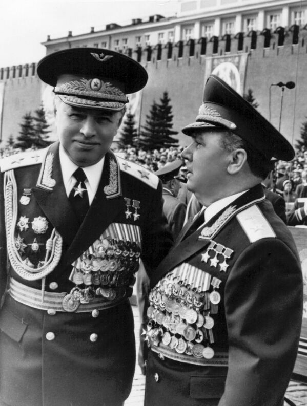 المارشال الطيران العسكري، نال لقب بطل الاتحاد السوفيتي مرتين، نيكولاي سكوموروخوف (يسار) - سبوتنيك عربي