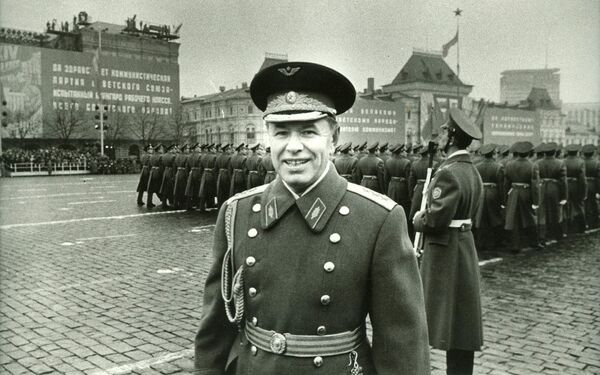 فريق أول ن.م سكوموروخوف فأثناء العرض العسكري على الساحة الحمراء، 7 نوفمبر/ تشرين الثاني 1974 - سبوتنيك عربي