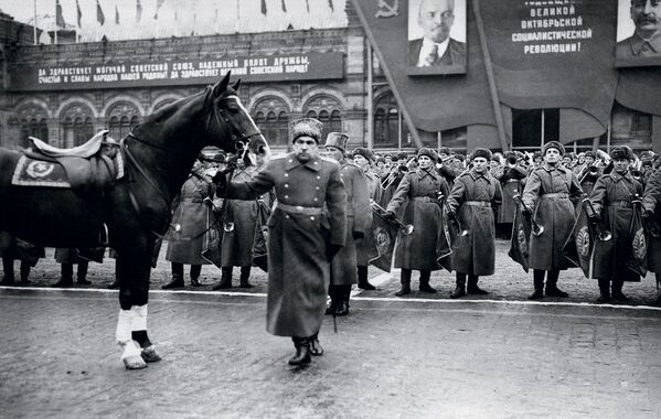 مارشال الاتحاد السوفيتي ل. أ. جوفوروف، يستعد لتسلم مهمة عرض قوات حامية موسكو على الساحة الحمراء، 7 نوفمبر/ تشرين الثاني 1947 - سبوتنيك عربي