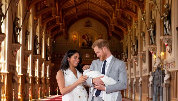 الأمير هاري ودوقة ساسكس ميغان ماركل يخرجان إلى الصحفيين برفقة مولودهما الصغير، لندن 8 مايو/ أيار 2019 - سبوتنيك عربي
