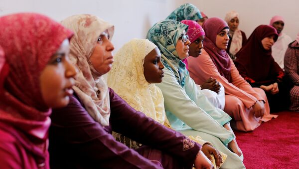 طالبات يدرسن القرآن في معهد محمد السادس لتدريب الأئمة في الرباط - سبوتنيك عربي