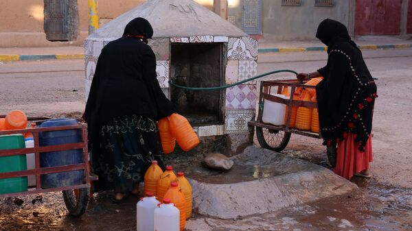 مغربيات يعانين من نقص مياه الشرب في جنوب شرق المغرب.  - سبوتنيك عربي