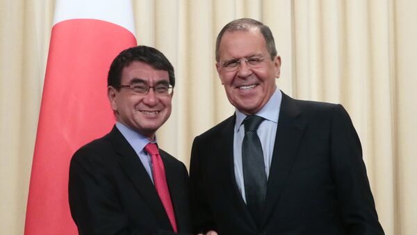 وزير الخارجية الروسي سيرغي لافروف ونظيره الياباني تارو كونو - سبوتنيك عربي