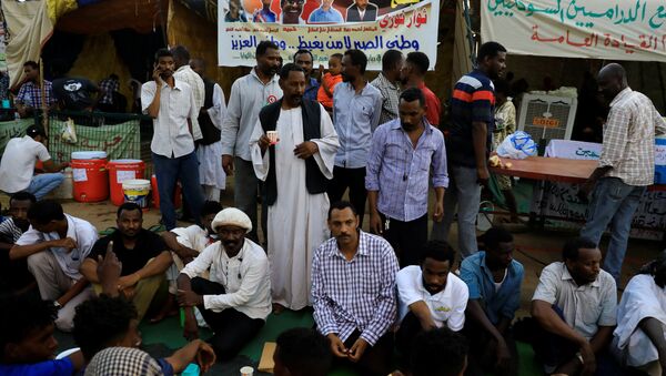 سودانيون يفطرون في اعتصام أمام القيادة العامة للجيش - سبوتنيك عربي