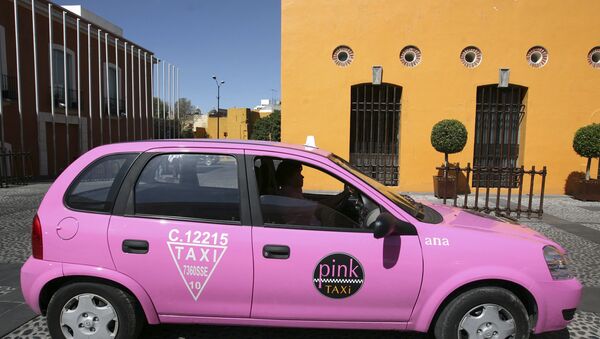 تاكسي زهري اللون - سبوتنيك عربي