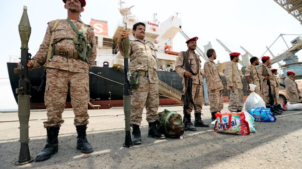 أنصار الله الحوثيين خلال الانسحاب من ميناء محافظة الحديدة - سبوتنيك عربي