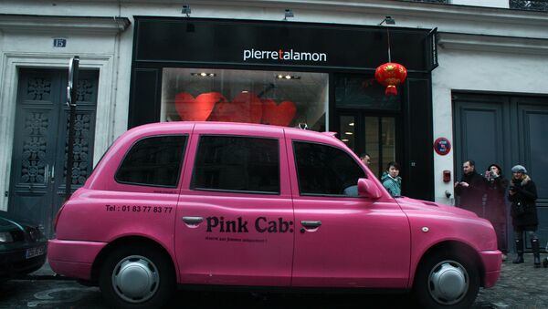 تاكسي زهرية اللون  - سبوتنيك عربي