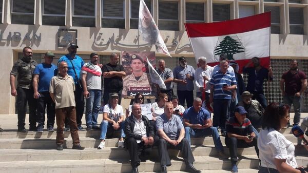 عسكريون متقاعدون لبنانيون يغلقون الطرقات - سبوتنيك عربي