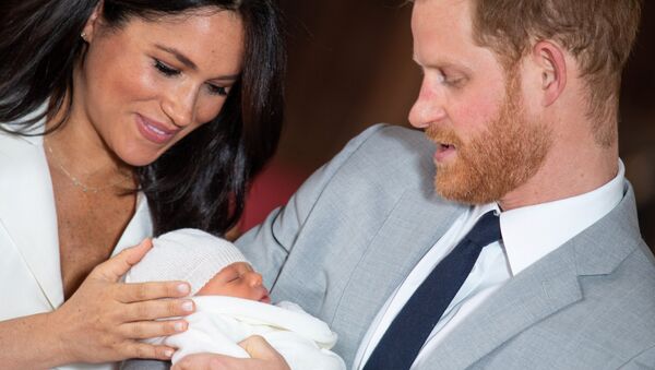الأمير هاري ودوقة ساسكس ميغان ماركل يخرجان إلى الصحفيين برفقة مولودهما الصغير، لندن 8 مايو/ أيار 2019 - سبوتنيك عربي