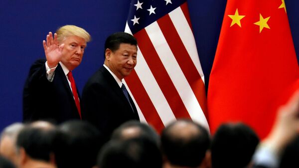 الرئيس الأمريكي دونالد ترامب والرئيس الصيني شي جين بينغ يلتقيان مع كبار رجال الأعمال في قاعة الشعب الكبرى في بكين - سبوتنيك عربي