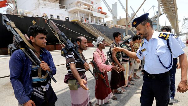 أنصار الله الحوثيين خلال الانسحاب من ميناء محافظة الحديدة - سبوتنيك عربي