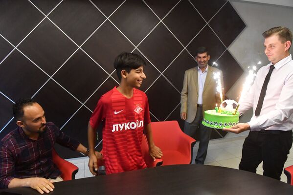 الفتى العراقي قاسم الكاظمي يحتفل بعيد ميلاده اليوم في موسكو، 14 مايو/ أيار 2019 - سبوتنيك عربي