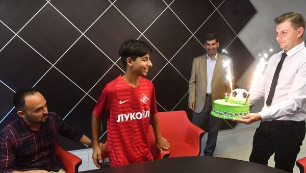 الفتى العراقي قاسم الكاظمي يحتفل بعيد ميلاده اليوم في موسكو، 14 مايو/ أيار 2019 - سبوتنيك عربي