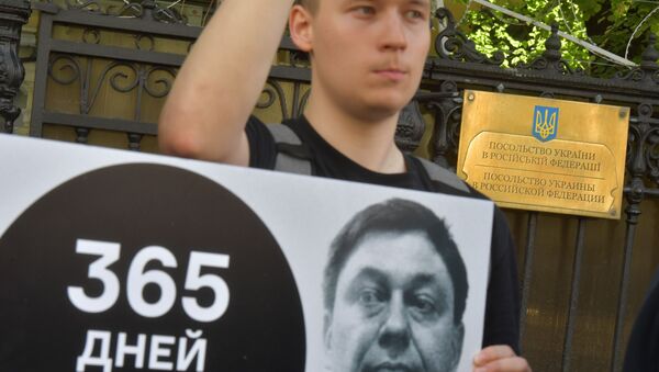 وقفة تضامنية مع الصحفي كيريل فيشينسكي المعتقل لدى أوكرانيا في موسكو، 15 مايو/ أيار 2019 - سبوتنيك عربي