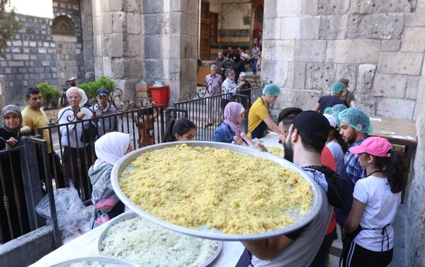 خسى الجوع... المجتمع السوري يردّ على الحصار الغربي بمليوني وجبة إفطار للصائمين الفقراء - سبوتنيك عربي