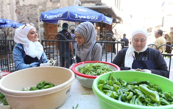 خسى الجوع... المجتمع السوري يردّ على الحصار الغربي بمليوني وجبة إفطار للصائمين الفقراء - سبوتنيك عربي