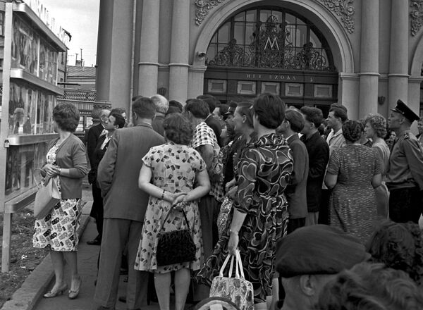خارج محطة مترو، موسكو  1962 - سبوتنيك عربي