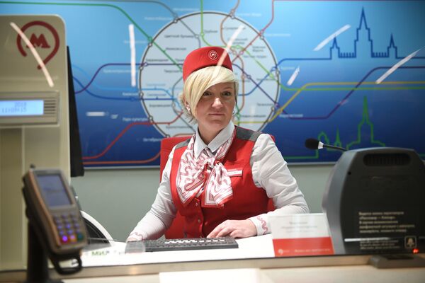 موظفة في محطة مترو أوكروجنايا، موسكو 2018 - سبوتنيك عربي