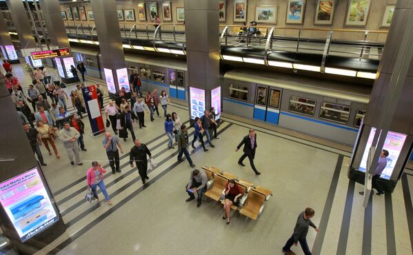 ركاب في محطة مترو فيستافوتشنايا، موسكو 2013 - سبوتنيك عربي