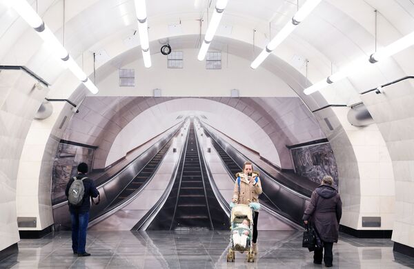 ركاب في محطة مترو أوكروجنايا، موسكو 2018 - سبوتنيك عربي