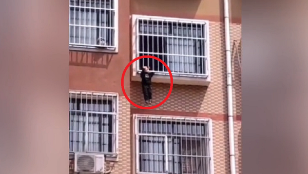 رجل شجاع ينقذ طفلا حشر رأسه بنافذة - سبوتنيك عربي