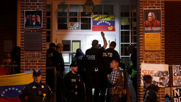 عملاء الخدمة السرية بالولايات المتحدة يستعدون لدخول السفارة الفنزويلية لطرد واعتقال مؤيدي الرئيس الفنزويلي نيكولاس مادورو في واشنطن - سبوتنيك عربي