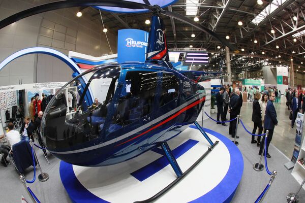 المعرض الدولي الثاني عشر لصناعة المروحيات HeliRussia - 2019 في معرض كروكوس إكسبو في موسكو - مروحية تجارية خفيفة Robinson Helicopter متعددة المهام والخصصة لخمسة أشخاص - سبوتنيك عربي