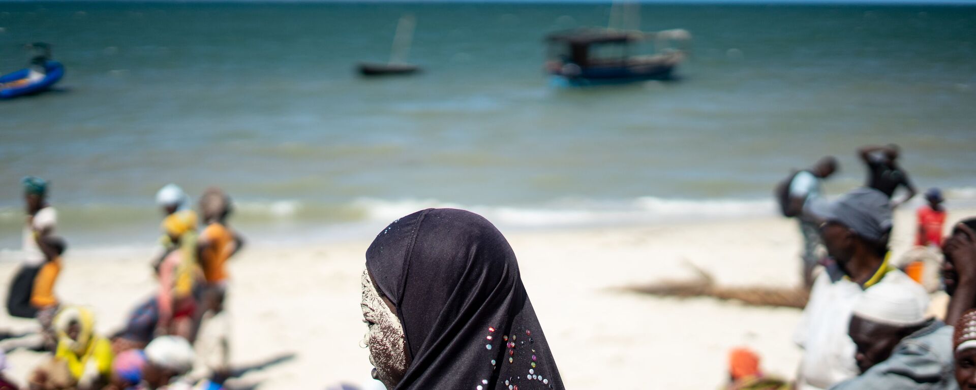 فتاة تقف على الشاطئ في انتظار التوزيع بعد إعصار مدمر في قرية كوموامبا، موزمبيق 13 مايو/ أيار 2019 - سبوتنيك عربي, 1920, 13.02.2023