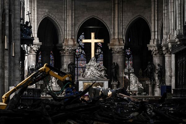 مذبح كاتدرائية نوتردام في باريس، على خلفية أعمال الترميم بعد الحريق الهائل الذي أصابها، 15 مايو/ أيار 2019 - سبوتنيك عربي