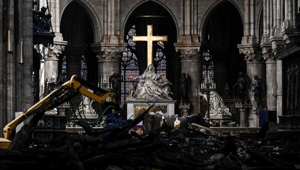مذبح كاتدرائية نوتردام في باريس، على خلفية أعمال الترميم بعد الحريق الهائل الذي أصابها، 15 مايو/ أيار 2019 - سبوتنيك عربي